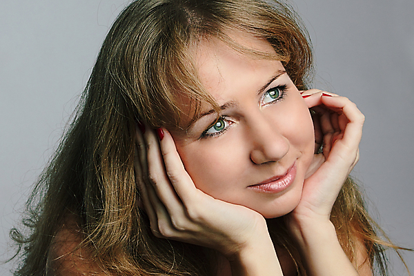 포토 JPG 해외이미지 응시 여자 행복 백그라운드 셔츠 생각 아이디어 한명 미소 사람 20대 성인 흰색 배려 해외포토 1 시선 감정 컬러 컨셉 상의 표정 청년 파일형식 이미지허브