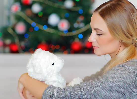 포토 JPG 해외이미지 나무 백인 계절 여자 행복 크리스마스 겨울 곰 포옹 휴가 새해 주택 기념 선물 한명 사람 장식 빛 금발 장난감 크리스마스트리 곰인형 흰색 축하 12월 만족 해외포토 서양인 식물 동물 1 헤어스타일 기념일 감정 인형 컬러 컨셉 포유류 안기 건물 날짜 파일형식 이미지허브