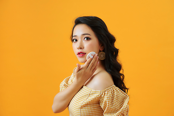 포토 JPG 해외이미지 응시 여자 실내 한명 들기 동양인 상반신 성인 옆모습 뷰티 퍼프 노란배경 성인여자한명만 해외포토 1 시선 뷰포인트 백그라운드 모션 사람 인종 내부 노란색 여자한명만 성인여자만 파일형식 이미지허브