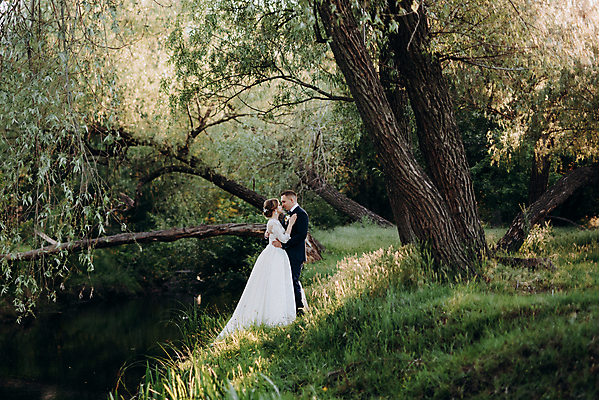 포토 JPG 해외이미지 주간 전신 나무 커플 여자 남자 결혼 포옹 서기 성인 야외 두명 옆모습 마주보기 숲속 신랑신부 성인만 웨딩촬영 해외포토 자연요소 식물 신부_웨딩 뷰포인트 신랑 관계 안기 모션 사람 이벤트 숲 기념사진 파일형식 이미지허브