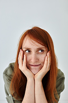 포토 JPG 해외이미지 스튜디오촬영 긴머리 외관 응시 시선 여자 얼굴 포즈 실내 한명 미소 웃음 꿈 수줍음 순수 흰배경 긍정 개성 생강 빨간머리 섬광 성격 몽환 해외포토 1 헤어스타일 감정 백그라운드 컨셉 채소 표정 사람 내부 신체부위 흰색 파일형식 이미지허브