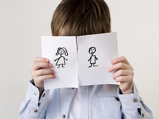 포토 JPG 해외이미지 남자 종이 어린이 실내 한명 들기 소년 상반신 앞모습 가림 찢어짐 얼굴가리기 우울감 이혼 소년한명만 해외포토 1 감정 뷰포인트 모션 사람 내부 남자한명만 소년만 파일형식 이미지허브