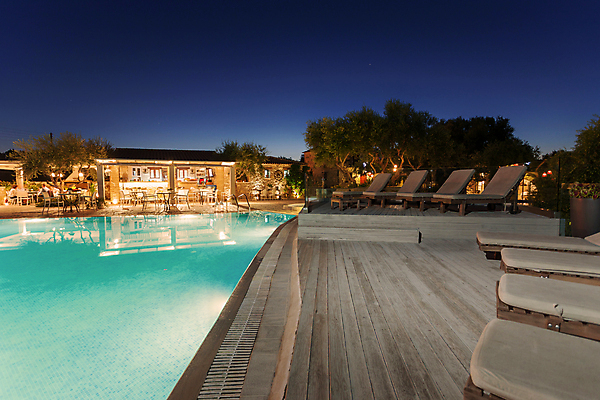 포토 JPG 해외이미지 나무 섬 자연 하늘 사람없음 물 여름 반사 마을 맑음 야간 휴양지 선베드 해외포토 자연요소 식물 계절 의자 날씨 장소 생태계 파일형식 이미지허브