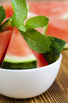 포토 JPG 해외이미지 디자인 음식 분홍색 조각 백그라운드 잎 다이어트 과일 자연 디저트 수박 프레임 건강 사람없음 빨간색 초록색 물 여름 흰색 신선 막대기 달콤 맛 멜론 자르기 먹기 민트 슬라이스 비타민 내추럴 숙성 채식주의자 국경 맛있는 해외포토 자연요소 식물 계절 컬러 컨셉 모션 허브 생태계 채식 영양소 파일형식 이미지허브