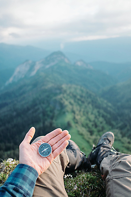 포토 JPG 해외이미지 백인 1 손 남자 여행 자연 산 사람 사람없음 야외 하이킹 탐험 잡기 나침반 방향 위치 방법 하이커 해외포토 서양인 모션 레저 신체부위 생태계 파일형식 이미지허브
