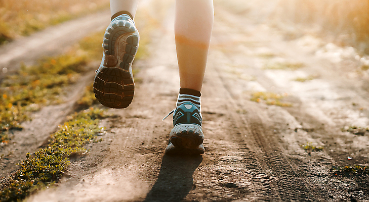 포토 JPG 해외이미지 백인 라이프스타일 공원 여자 도로 스포츠 운동화 신발 자국 발 자연 건강 사람 성인 사람없음 야외 달리기 조깅 운동 햇빛 일출 일몰 자유 닫기 저녁 연습 속도 시작 분무기 마라톤 달리기선수 땅바닥 자극 해외포토 서양인 공공시설 길 컨셉 교통시설 모션 바닥 경기 생활 신체부위 태양 노을 야간 육상스포츠 생태계 육상선수 파일형식 이미지허브