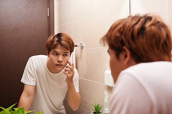 포토 JPG 해외이미지 응시 남자 실내 한명 동양인 상반신 성인 뒷모습 뷰티 반사 거울 확인 화장실 발견 심각 자기관리 성인남자한명만 그루밍족 해외포토 1 시선 뷰포인트 컨셉 사람 인종 내부 남자한명만 성인남자만 파일형식 이미지허브