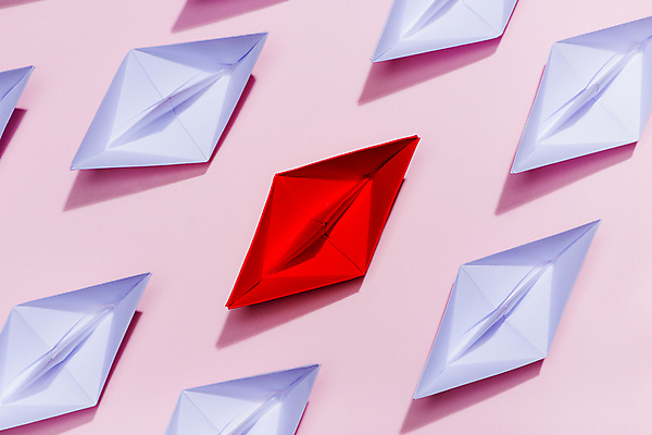 포토 JPG 해외이미지 실내 사람없음 여러개 종이배 리더쉽 분홍색배경 강조 해외포토 분홍색 다수 백그라운드 내부 종이접기 파일형식 이미지허브