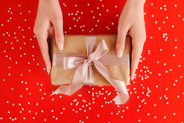 포토 JPG 해외이미지 손 디자인 배너 여자 행복 리본 종이 백그라운드 크리스마스 포장 휴가 새해 발렌타인데이 선물 사랑 이벤트 사람없음 장식 빨간색 선물상자 상자 세일 축제 놀람 흰색 축하 인사 잡기 생일 손톱관리 12월 손톱 활 주기 엽서 꽃가루 패키지 돌봄 플랫레이 카피스페이스 블랙프라이데이 크리스마스배경 해외포토 기념일 감정 컬러 컨셉 모션 데이이벤트 표정 사람 신체부위 공백 예절 날짜 플랫 네일아트 가루 편지 파일형식 이미지허브