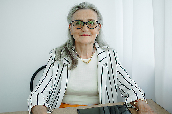 포토 JPG 해외이미지 백인 직업 여자 종이 안경 회사 비즈니스 사업가 탁자 성공 직장 실내 한명 사람 성인 사무실 재킷 흰색 업무 비즈니스우먼 우아함 종업원 직원 사인 경영자 비서 고용 옛날 해외포토 서양인 1 잡화 컬러 가구 컨셉 내부 외투 구직 작업 직장인 리더 채용 파일형식 이미지허브