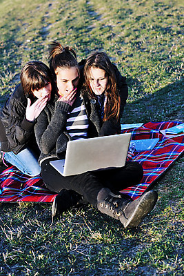 포토 JPG 해외이미지 백인 학생 라이프스타일 계절 공원 여자 교육 행복 자연 하늘 함께함 한명 미소 웃음 사람 소녀 성인 야외 10대 초록색 친구 노트북 스터디 컴퓨터 청춘 뷰티 공책 우정 기쁨 가을 그룹 해외포토 서양인 1 공공시설 감정 어린이 컬러 컨셉 관계 청소년 문구용품 표정 생활 전자제품 학습 생태계 파일형식 이미지허브