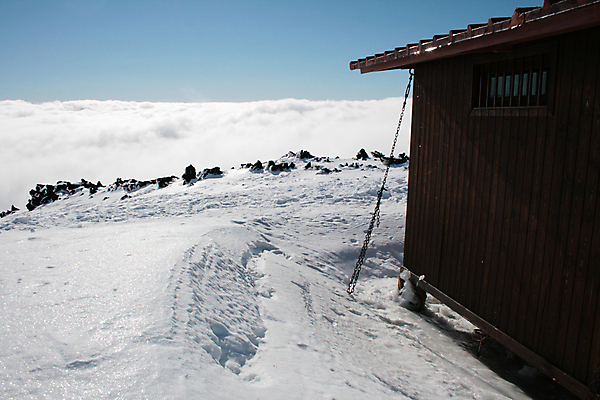 포토 JPG 해외이미지 스포츠 여행 겨울 자국 자연 하늘 날씨 휴가 산 주택 사람없음 환경 얼음 이탈리아 트래킹 흐름 추위 흰색 시간 분위기 정상 오두막 발자국 12월 고도 화산 스키선수 분화구 용암 흐림 선로 절정 눈내림 해외포토 자연요소 계절 유럽 컬러 컨셉 레저 운동선수 눈_날씨 건물 날짜 생태계 파일형식 이미지허브