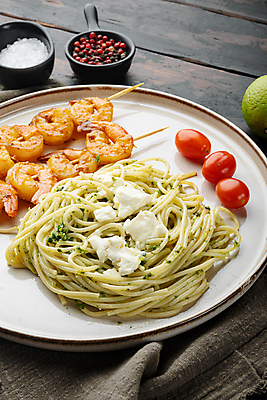 포토 JPG 해외이미지 그릇 접시 방울토마토 치즈 파스타 실내 사람없음 소금 라임 후추 꼬치새우 페스토 나무배경 해외포토 식기 백그라운드 토마토 과일 유제품 서양음식 내부 소스_음식 향신료 파일형식 이미지허브