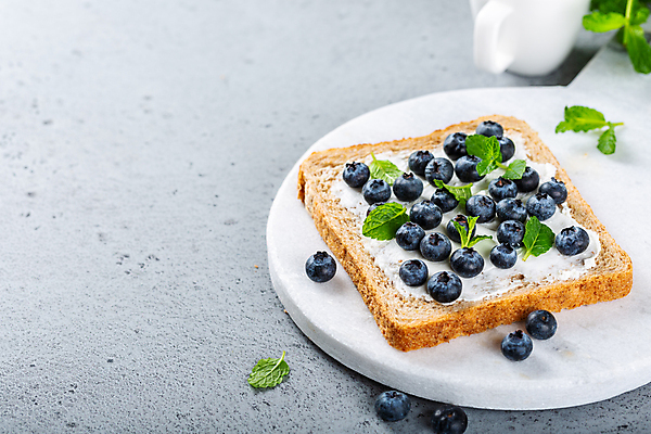 포토 JPG 해외이미지 접시 잎 회색배경 실내 샌드위치 사람없음 컵 신선 달콤 블루베리 토스트 크림치즈 카피스페이스 해외포토 식물 식기 음식 빵 백그라운드 과일 치즈 내부 공백 회색 맛 파일형식 이미지허브