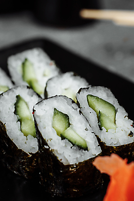 포토 JPG 해외이미지 음식 젓가락 밥 오이 건강 동양인 사람없음 반사 식당 일본 검은색 식사 여러개 초밥 회 신선 잡기 클래식 닫기 고추냉이 해산물 묘사 메뉴 준비 퓨전 날것 롤 캘리포니아 양귀비 생강 점심식사 대두 삽입 식품점 채용 캐비아 해외포토 꽃 아시아 컬러 다수 컨셉 채소 식재료 비즈니스 모션 수저 인종 상점 미국 양념 일본음식 파일형식 이미지허브