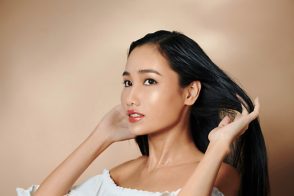 포토 JPG 해외이미지 응시 여자 실내 한명 동양인 손짓 상반신 성인 옆모습 뷰티 머리카락 헤어관리 성인여자한명만 갈색배경 해외포토 1 시선 뷰포인트 백그라운드 모션 사람 인종 내부 갈색 머리 여자한명만 성인여자만 파일형식 이미지허브