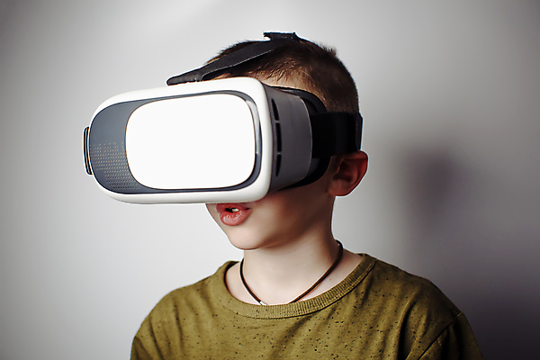 포토 JPG 해외이미지 응시 남자 안경 과학 포즈 놀이 미래 기술 한명 사람 소년 스마트폰 상자 디지털 헤드폰 게임 관찰 비즈니스맨 체험 헬멧 스마트 흰배경 전자 비전 동영상 게이머 비디오게임 가상 가상현실 현실 해외포토 1 시선 잡화 어린이 음향기기 백그라운드 컨셉 비즈니스 모션 핸드폰 스마트기기 흰색 직장인 보호장비 파일형식 이미지허브