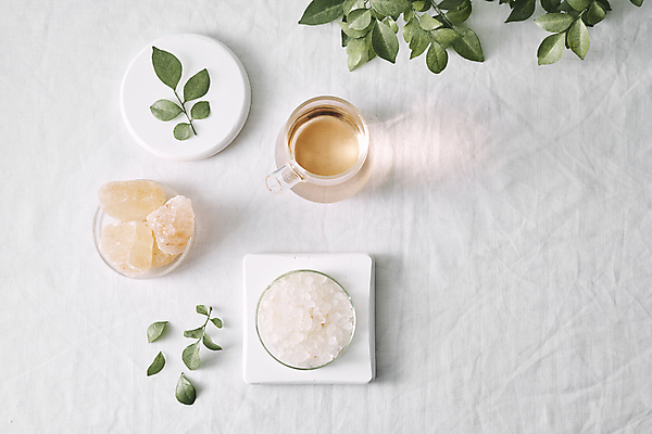 포토 JPG 해외이미지 나뭇잎 실내 사람없음 하이앵글 뷰티 스파 오일 피부관리 흰배경 담기 스파용품 유리그릇 아로마테라피 입욕소금 해외포토 그릇 음식 뷰포인트 백그라운드 잎 모션 유리 내부 화장품 흰색 미용용품 오브젝트 소금 테라피 파일형식 이미지허브