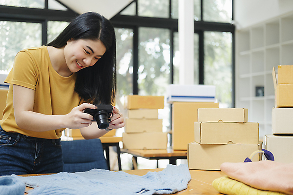 포토 JPG 해외이미지 옷 여자 실내 한명 들기 동양인 성인 쌓기 카메라 사진촬영 택배 택배상자 박스포장 온라인쇼핑몰 성인여자한명만 해외포토 1 포장 모션 사람 인종 내부 전자제품 상자 촬영 운송업 쇼핑몰 온라인 여자한명만 성인여자만 파일형식 이미지허브