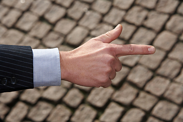 포토 JPG 해외이미지 손 외관 포즈 컨셉 비즈니스 손가락 벽돌 거리 한명 사람 손짓 야외 가리킴 보행로 발사 방향 사인 쇼 조준 해외포토 1 길 모션 신체부위 파일형식 이미지허브