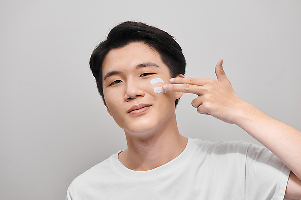 포토 JPG 해외이미지 응시 남자 회색배경 실내 한명 동양인 손짓 상반신 성인 앞모습 뷰티 크림 피부관리 스킨케어 자기관리 성인남자한명만 그루밍족 해외포토 1 시선 뷰포인트 백그라운드 모션 사람 인종 내부 회색 남자한명만 성인남자만 파일형식 이미지허브