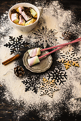 포토 JPG 해외이미지 디저트 눈꽃 사람없음 컵 머그컵 막대기 꽂음 마시멜로우 눈꽃무늬 시나몬스틱 해외포토 식기 음식 무늬 눈_날씨 시나몬 파일형식 이미지허브