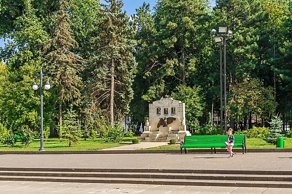 포토 JPG 해외이미지 공원 유럽 도로 길 조각 여행 건축양식 풍경 사람없음 야외 건물 여름 도시풍경 뷰티 성당 도시 센터 역사 대리석 타운 루마니아 천연기념물 공화국 해외포토 건축물 계절 공공시설 건축 나라 재료 종교건축 교통시설 파일형식 이미지허브