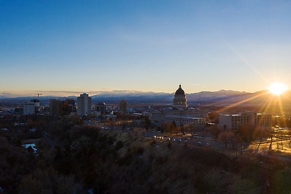 포토 JPG 해외이미지 공원 도로 여행 겨울 건축양식 자동차 하늘 산 거리 안테나 사람없음 건물 도시풍경 태양 미국 일몰 도시 도심 저녁 스카이라인 갸우뚱 국회 조감도 해외포토 자연요소 건축물 계절 공공시설 건축 길 육상교통 북아메리카 통신 교통시설 모션 풍경 노을 야간 파일형식 이미지허브