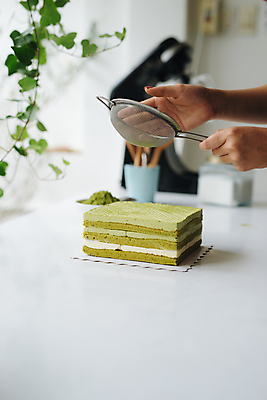 포토 JPG 해외이미지 손 실내 요리 들기 아웃포커스 신체부위 케이크 채망 붓기 녹차 제빵 녹차가루 털기 녹차맛 해외포토 모션 주방용품 디저트 촬영기법 사람 내부 차_음료 제과제빵 맛 가루 파일형식 이미지허브