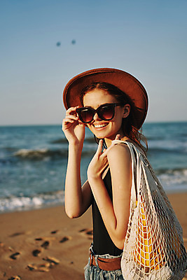 포토 JPG 해외이미지 주간 여자 여유 휴식 한명 들기 상반신 성인 해변 야외 옆모습 여름휴가 바캉스 선글라스 잡기 성인여자한명만 네트백 해외포토 자연요소 1 감정 안경 바다 뷰포인트 컨셉 가방 모션 휴가 사람 여자한명만 성인여자만 파일형식 여름_계절 이미지허브