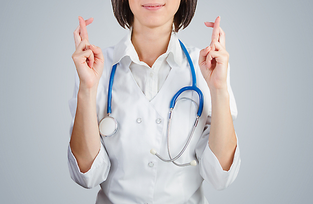 포토 JPG 해외이미지 백인 직업 1 손 여자 얼굴 백그라운드 유니폼 손가락 청진기 건강 한명 미소 사람 성인 파란색 약 간호사 의사 코트 흰색 심볼 사인 긍정 교차 해외포토 서양인 옷 컬러 컨셉 의학 의료기기 표정 신체부위 외투 의료진 파일형식 이미지허브