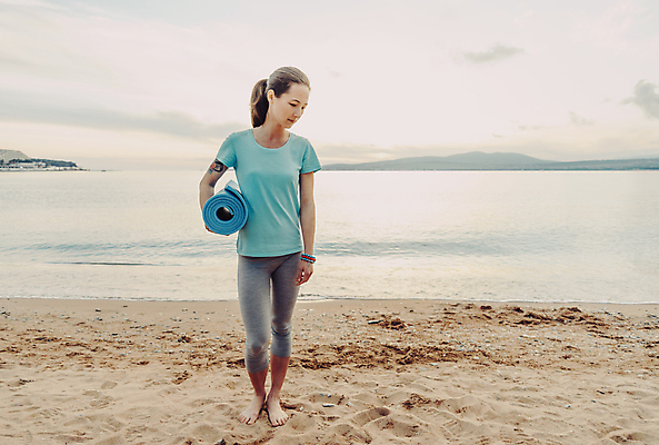 포토 JPG 해외이미지 백인 1 라이프스타일 여자 모래 스포츠 바다 요가 자연 운동선수 갈색머리 건강 한명 서기 사람 성인 야외 운동 매트 연습 해외포토 서양인 헤어스타일 웰빙 모션 생활 생태계 파일형식 이미지허브