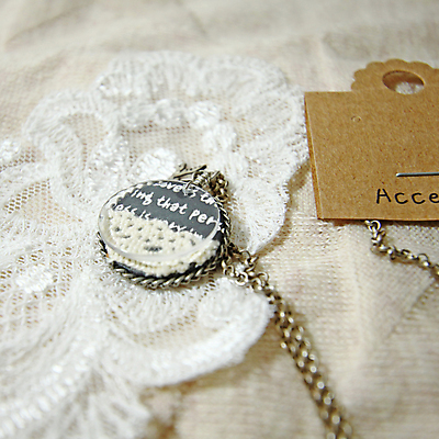 포토 JPG 해외이미지 모양 여자 꽃 백그라운드 목걸이 장신구 선물 사람없음 장식 빨간색 파란색 빛 뷰티 유행 금속 검은색 낭만 흰색 화려 황금 고급 우아함 보석 구슬 심볼 다이아몬드 고립 백금 팬던트 해외포토 식물 컬러 컨셉 재질 사람 광석 파일형식 이미지허브