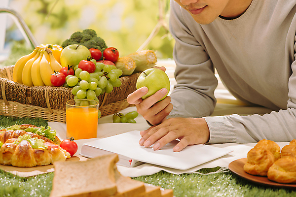 포토 JPG 해외이미지 주간 남자 빵 엎드리기 방울토마토 바나나 한명 들기 상반신 성인 야외 옆모습 책 독서 소풍 바구니 사과 오렌지주스 식빵 청포도 청사과 성인남자한명만 크루아상샌드위치 해외포토 자연요소 1 음식 뷰포인트 토마토 과일 모션 포도 샌드위치 사람 야외활동 과일주스 남자한명만 성인남자만 파일형식 이미지허브