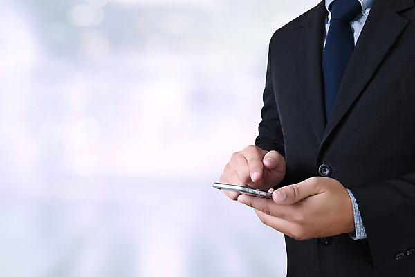 포토 JPG 해외이미지 손 셔츠 비즈니스 모바일 세포 사람 성인 사람없음 세로 스마트폰 핸드폰 디지털 스크린 모니터 검은색 공백 터치 의사 흰색 반지 잡기 비즈니스맨 발표 메시지 정상 전화기 스마트 보케 부름 팔 보여주기 소매 주인 거짓 고립 보유 아이폰 터치스크린 목업 셀룰러 해외포토 남자 컬러 컨셉 상의 장신구 모션 신체부위 전자제품 스마트기기 컴퓨터 의료진 직장인 파일형식 이미지허브