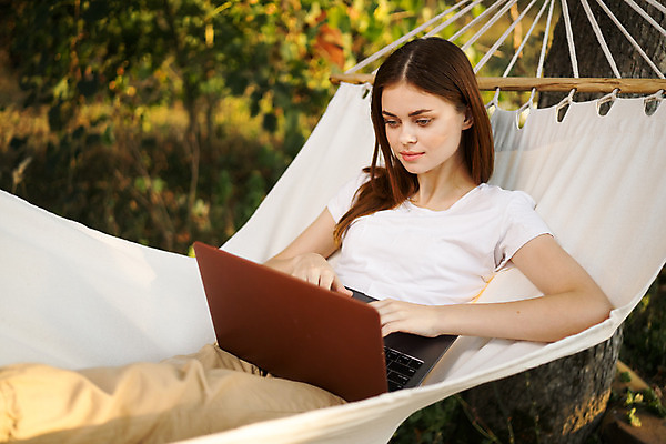 포토 JPG 해외이미지 주간 나무 응시 여자 한명 미소 상반신 성인 야외 앞모습 옆모습 아웃포커스 노트북 눕기 해먹 성인여자한명만 해외포토 자연요소 식물 1 시선 뷰포인트 모션 촬영기법 표정 사람 전자제품 침대 여자한명만 성인여자만 파일형식 이미지허브