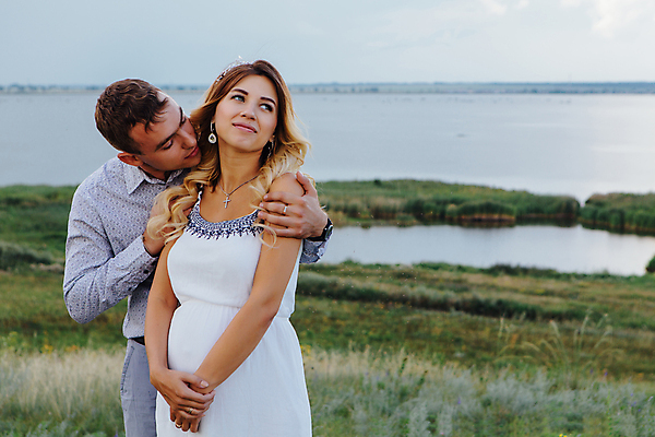 포토 JPG 해외이미지 백인 라이프스타일 커플 여자 남자 행복 호수 백그라운드 밭 가족 관계 포옹 자연 엄마 남편 함께함 건강 사랑 사람 성인 야외 두명 초록색 부모 뷰티 일몰 임산부 임신 기쁨 낭만 아기 잡기 아내 아빠 해외포토 서양인 감정 컬러 컨셉 농업 안기 모션 생활 노을 생태계 파일형식 이미지허브