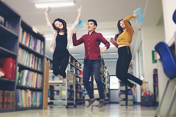 포토 JPG 해외이미지 학생 라이프스타일 행복 아시아 컨셉 학교 사람 동양인 책 세명 여름 친구 점프 우정 그룹 도서관 해외포토 계절 교육 감정 나라 관계 모션 인종 생활 파일형식 이미지허브