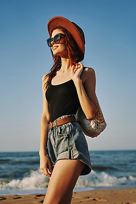 포토 JPG 해외이미지 주간 여자 여유 휴식 한명 들기 상반신 성인 해변 야외 옆모습 여름휴가 바캉스 선글라스 걷기 성인여자한명만 네트백 해외포토 자연요소 1 감정 안경 바다 뷰포인트 컨셉 가방 모션 휴가 사람 여자한명만 성인여자만 파일형식 여름_계절 이미지허브