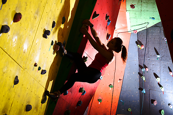 포토 JPG 해외이미지 1 손 여자 실루엣 벽 스포츠 포즈 모션 산 실내 건강 한명 사람 성인 취미 빨간색 운동 노란색 힘 장비 도전 위험 연습 체육관 오르기 근육질 인공 해외포토 컬러 컨셉 근육 촬영기법 내부 신체부위 몸매 파일형식 이미지허브