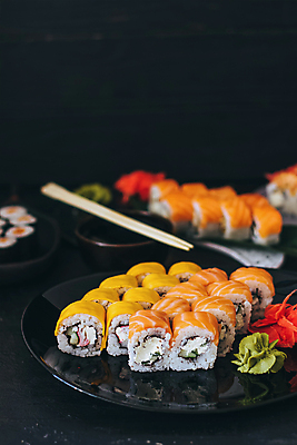 포토 JPG 해외이미지 전통 접시 디자인 음식 백그라운드 젓가락 탁자 밥 오이 치즈 새우 건강 어류 동양인 사람없음 빨간색 세트 식당 일본 검은색 식사 저녁식사 초밥 회 신선 해조류 찻주전자 고추냉이 참치 장어 해산물 메뉴 날것 롤 연어 생강 아보카도 대두 맛있는 해외포토 식기 아시아 컬러 가구 채소 과일 주전자 유제품 수저 갑각류 인종 상점 수중동물 양념 해양식물 일본음식 파일형식 이미지허브