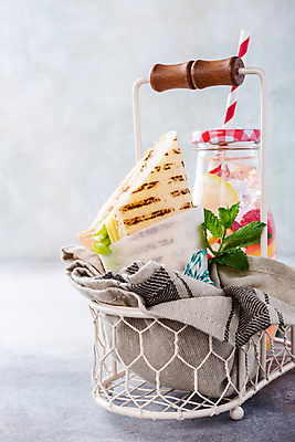 포토 JPG 해외이미지 음료 음식 백그라운드 토마토 채소 유리 탁자 치즈 귤 샌드위치 건강 육류 사람없음 물 여름 소풍 얼음 식사 저녁식사 샐러드 추위 흰색 신선 칵테일 항아리 전철 맛 떨어짐 아침식사 폐기물 바게트 상추 잠수함 레몬 레모네이드 속도 상쾌 햄 슬라이스 레시피 점심식사 번 핸드메이드 카피스페이스 맛있는 해외포토 자연요소 계절 감정 빵 육상교통 컬러 가구 컨셉 과일 식재료 재질 유제품 대중교통 주류 야외활동 공백 도자기 쓰레기 에이드 파일형식 이미지허브