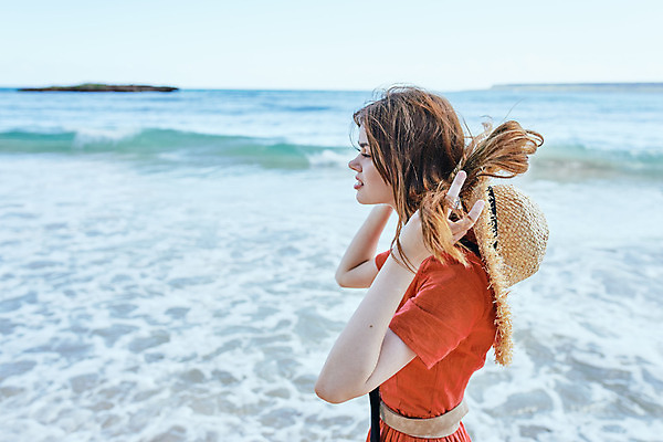 포토 JPG 해외이미지 주간 원피스 여자 여유 휴식 한명 상반신 성인 해변 야외 옆모습 여름휴가 바캉스 잡기 밀짚모자 성인여자한명만 해외포토 자연요소 모자_잡화 1 옷 감정 바다 뷰포인트 컨셉 모션 휴가 사람 여자한명만 성인여자만 파일형식 여름_계절 이미지허브