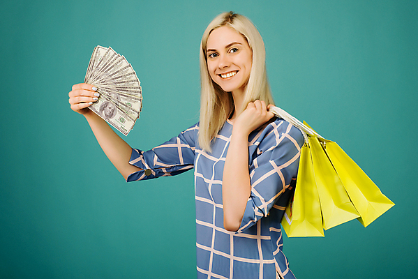 포토 JPG 해외이미지 백인 모델 드레스 여자 행복 유럽 얼굴 백그라운드 돈 가방 휴식 한명 웃음 사람 파란색 쇼핑 금발 뷰티 노란색 파티 세일 여행객 축하 표현 생일 스페인 치아 시원함 만족 흥분 긍정 고립 많음 블랙프라이데이 해외포토 서양인 1 헤어스타일 잡화 옷 기념일 감정 나라 컬러 컨셉 데이이벤트 표정 이벤트 신체부위 소화기관 재산 파일형식 이미지허브