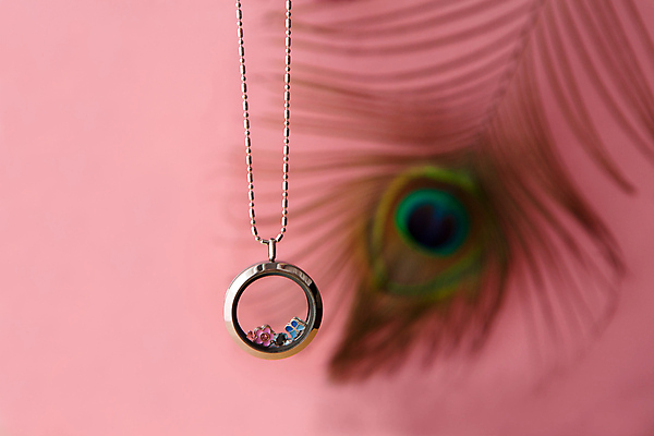 포토 JPG 해외이미지 디자인 분홍색 백그라운드 목걸이 장신구 유리 선물 사람없음 장식 빛 뷰티 유행 금속 수확 반지 원형 화려 재산 고급 우아함 은색 공작 크리스탈 보석 깃털 묘사 다이아몬드 보물 고립 구식 백금 팬던트 해외포토 도형 컬러 컨셉 농업 재질 조류 금융 광석 파일형식 이미지허브