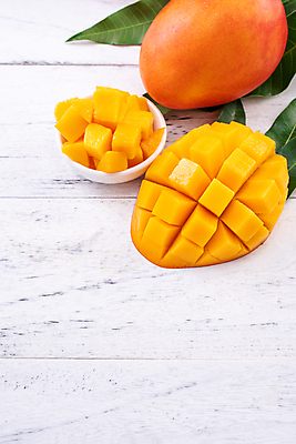 포토 JPG 해외이미지 스튜디오촬영 그릇 나뭇잎 사람없음 노란색 망고 해외포토 식기 컬러 잎 실내 열대과일 파일형식 이미지허브