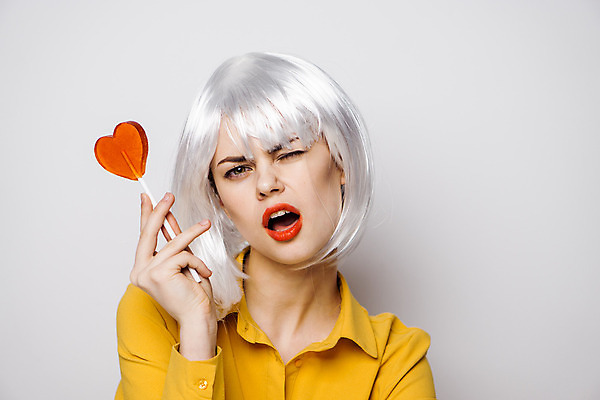 포토 JPG 해외이미지 여자 막대사탕 윙크 입벌림 한명 들기 상반신 성인 앞모습 하트 은색 가발 성인여자한명만 힙스터 해외포토 모양 1 패션 뷰포인트 컬러 모션 표정 사탕 사람 여자한명만 성인여자만 파일형식 이미지허브