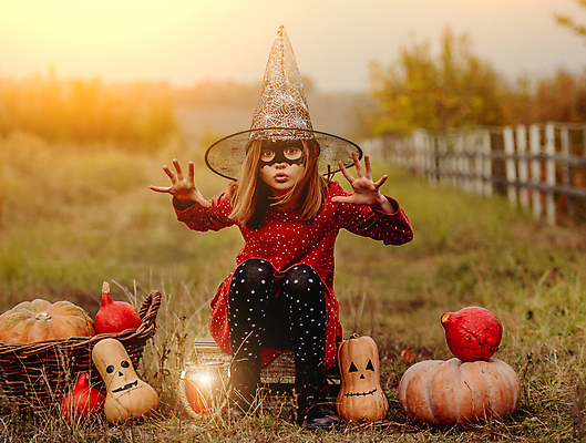 포토 JPG 해외이미지 전신 여자 어린이 호박 한명 앉기 앞모습 바구니 할로윈 마녀모자 소녀한명만 해외포토 모자_잡화 1 뷰포인트 채소 모션 사람 여자한명만 소녀만 파일형식 이미지허브