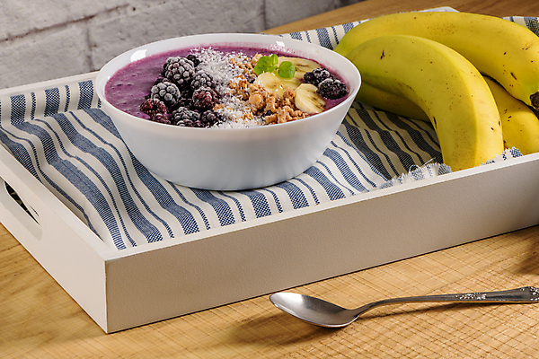 포토 JPG 해외이미지 그릇 쟁반 바나나 실내 사람없음 숟가락 블랙베리 요거트 나무탁자 뮤즐리 그래놀라 해외포토 식기 음식 과일 탁자 유제품 수저 내부 파일형식 이미지허브