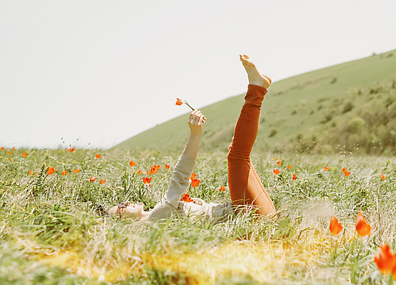 포토 JPG 해외이미지 주간 전신 여자 여유 여행 꽃밭 휴식 한명 들기 성인 야외 옆모습 눕기 손들기 봄 튤립 다리들기 혼자 성인여자한명만 해외포토 자연요소 1 계절 꽃 감정 뷰포인트 컨셉 모션 사람 여자한명만 성인여자만 파일형식 이미지허브